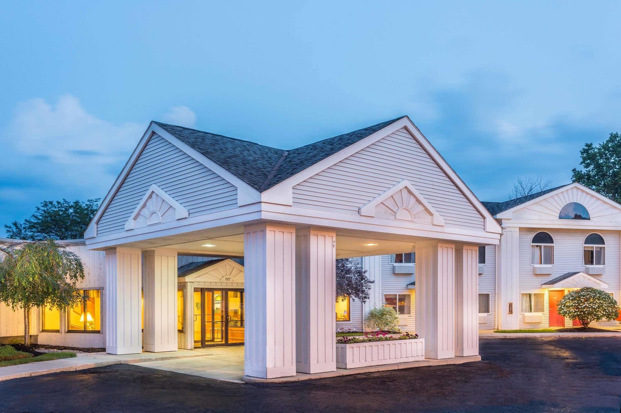 Days Inn By Wyndham Tiffin Екстер'єр фото